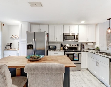7018 N Central Avenue - Photo Thumbnail 14