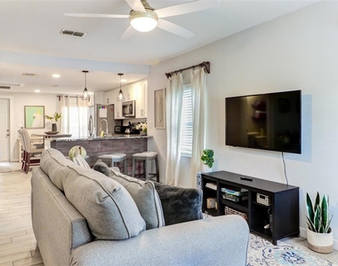 7018 N Central Avenue - Photo Thumbnail 6