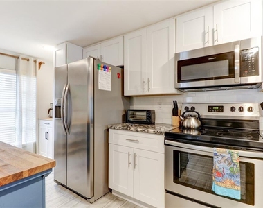 7018 N Central Avenue - Photo Thumbnail 13