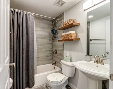 7018 N Central Avenue - Photo Thumbnail 33