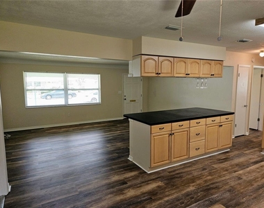 5718 45th Avenue N - Photo Thumbnail 4