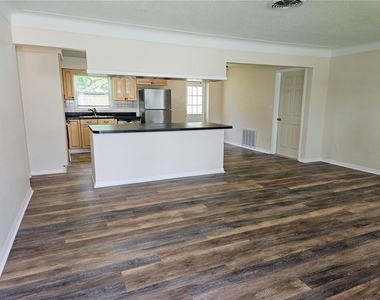5718 45th Avenue N - Photo Thumbnail 2