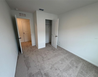 992 Phoenix Street - Photo Thumbnail 6