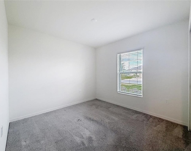 223 Summerlin Loop - Photo Thumbnail 11