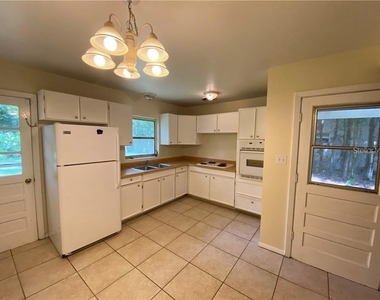 304 Satsuma Drive - Photo Thumbnail 5