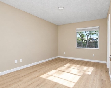 2529 Coral Avenue - Photo Thumbnail 6
