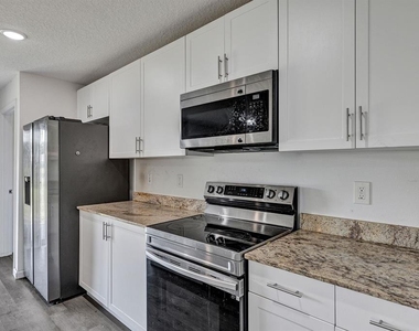 1252 Giralda Circle Nw - Photo Thumbnail 4