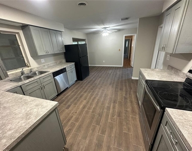 3520 Curtis Drive - Photo Thumbnail 4