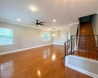 111 E Steele Street - Photo Thumbnail 8