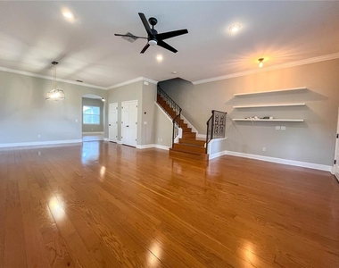 111 E Steele Street - Photo Thumbnail 12
