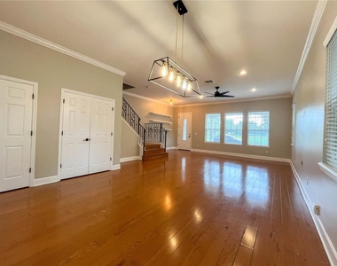 111 E Steele Street - Photo Thumbnail 15
