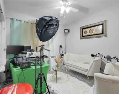 639 Samuel Place - Photo Thumbnail 15
