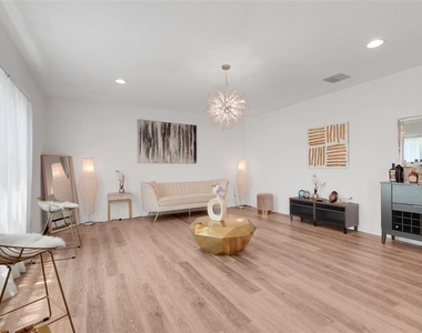 639 Samuel Place - Photo Thumbnail 3