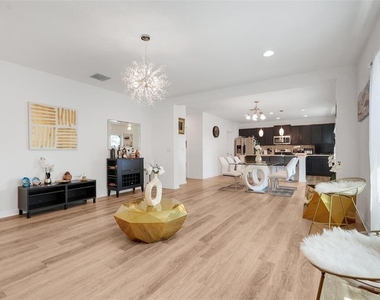 639 Samuel Place - Photo Thumbnail 8