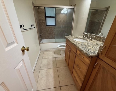 2635 Sw 35th Place - Photo Thumbnail 3