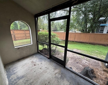 2635 Sw 35th Place - Photo Thumbnail 6