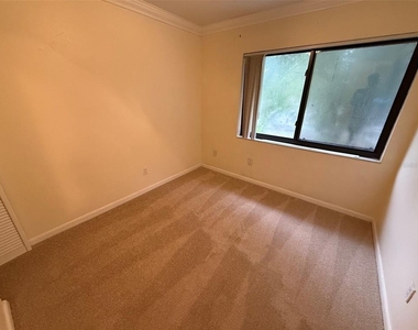 2635 Sw 35th Place - Photo Thumbnail 5