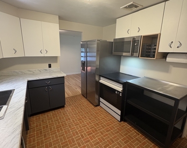 225 Riverside Drive - Photo Thumbnail 10