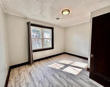 118 Brightwood Ave - Photo Thumbnail 4