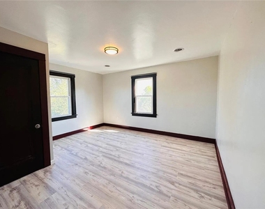 118 Brightwood Ave - Photo Thumbnail 6