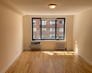 E 82 St - Photo Thumbnail 2