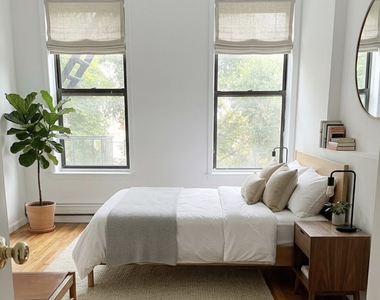 La Guardia Place - Photo Thumbnail 2