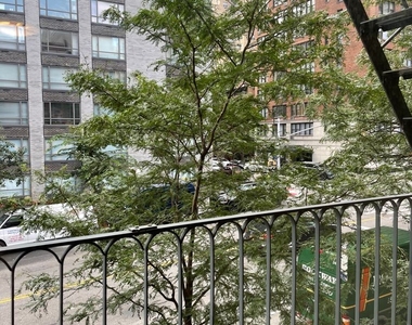 E 87th Street / York Avenue - Photo Thumbnail 3