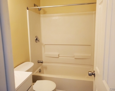 203 Luddington Street - Photo Thumbnail 4