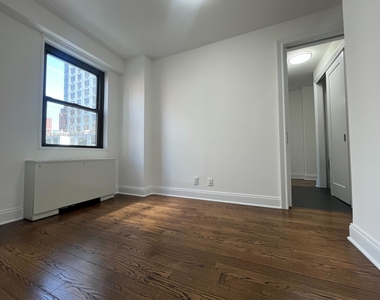 Convertible 3 Bedroom in Upper East Side - Photo Thumbnail 4