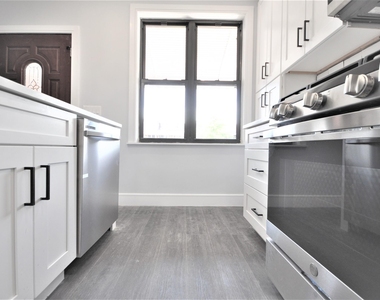 135 East 46th Street - Photo Thumbnail 2