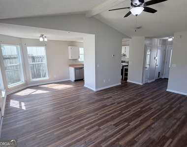 308 Lakeview Drive - Photo Thumbnail 2