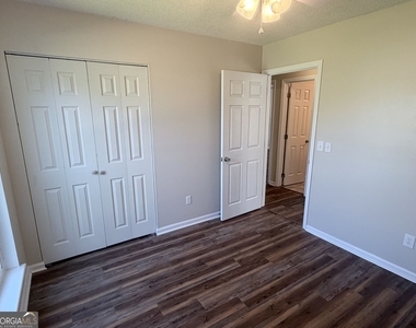 308 Lakeview Drive - Photo Thumbnail 5