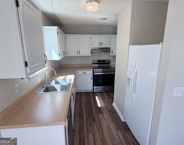 308 Lakeview Drive - Photo Thumbnail 3