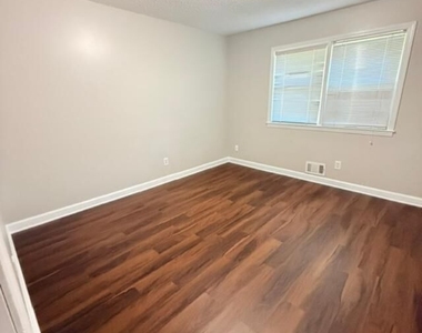 175 Bristol Lane - Photo Thumbnail 6