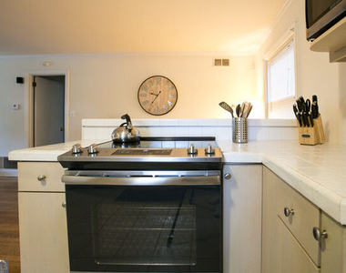 3323 Victoria Street - Photo Thumbnail 6