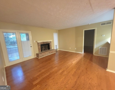 702 Tuxworth Circle - Photo Thumbnail 4