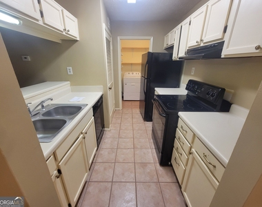 702 Tuxworth Circle - Photo Thumbnail 16