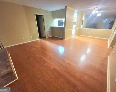 702 Tuxworth Circle - Photo Thumbnail 5