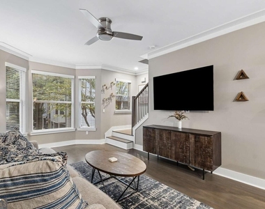 951 Glenwood Avenue Se - Photo Thumbnail 2