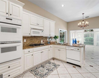 2613 Peterboro Row - Photo Thumbnail 2