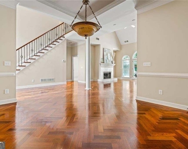 2613 Peterboro Row - Photo Thumbnail 10