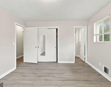 6450 Ashdale Drive - Photo Thumbnail 9