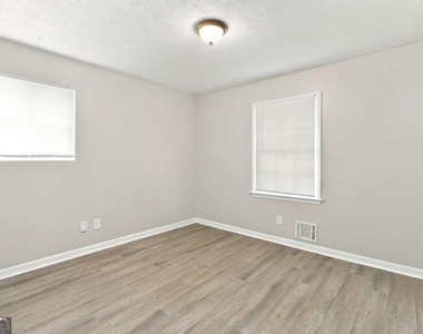 6450 Ashdale Drive - Photo Thumbnail 7