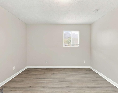 6450 Ashdale Drive - Photo Thumbnail 8