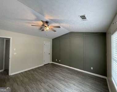 407 George Tate Drive - Photo Thumbnail 6