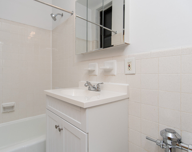 East 83rd Street & 3rd Avenue - Photo Thumbnail 4