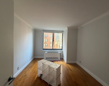 West 48th Street - Photo Thumbnail 17