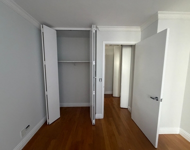 West 48th Street - Photo Thumbnail 13