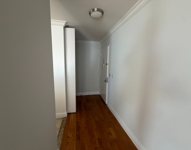 West 48th Street - Photo Thumbnail 3
