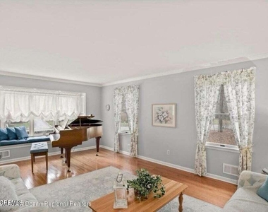 5 Shepherds Way - Photo Thumbnail 3